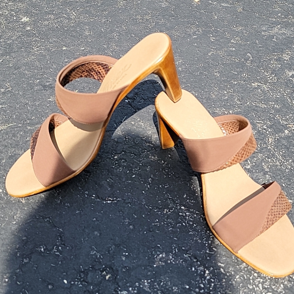 Onex slides. Very comfortable.  Brown